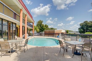 Pool - Suburban Studios Hinesville - Fort Stewart Area (Hinesville)
