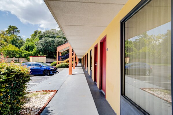 View from property - Suburban Studios Hinesville - Fort Stewart Area (Hinesville)