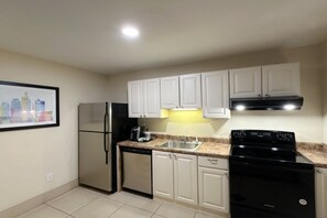 Private kitchen - Sonesta Essential Hotels Overland Park (Overland Park)