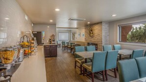 Un restaurant doté d’un espace buffet, de sièges à haut dossier et offrant une vue sur l’extérieur grâce à une grande fenêtre.
