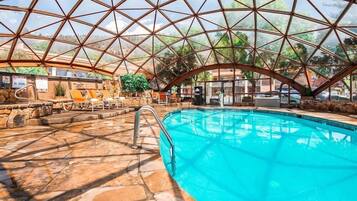 Alberca techada y alberca al aire libre