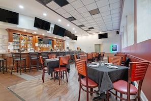 Bar (on property) - Clarion Hotel & Suites BWI Airport North (Baltimore)