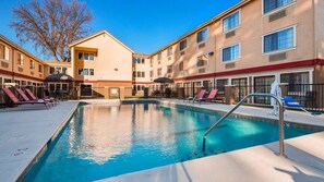 حمّام سباحة خارجي