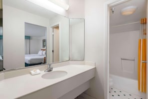 Room - Super 8 By Wyndham Savannah (Savannah)