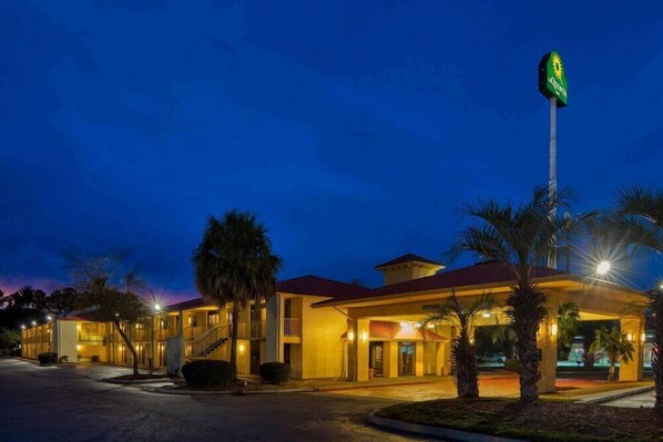 Exterior - Super 8 By Wyndham Savannah (Savannah)