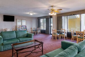 Lobby - Super 8 By Wyndham Savannah (Savannah)