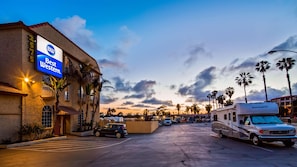 A Best Western hotel with a parking lot, a parked RV, and palm trees in the background. - Best Western San Diego Pacific Beach/mission Bay (San Diego)