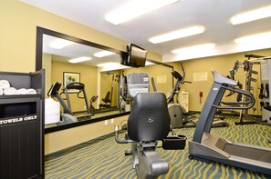 A gym with exercise equipment, a mirror, and a towel rack. - Best Western San Diego Pacific Beach/mission Bay (San Diego)