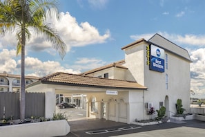 Un hotel con un letrero que indica 'Best Western' y 'Descuento 8'.