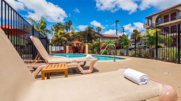 حمّام سباحة خارجي