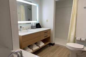 Bathroom - Comfort Suites Cheyenne, WY (Cheyenne)