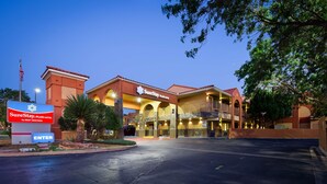 L’entrée d’un hôtel, avec une enseigne indiquant « SureStay PLUS HOTEL by BEST WESTERN ».