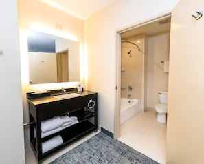 Bathroom - Best Western Inn & Suites San Diego - Zoo/seaworld Area (San Diego)