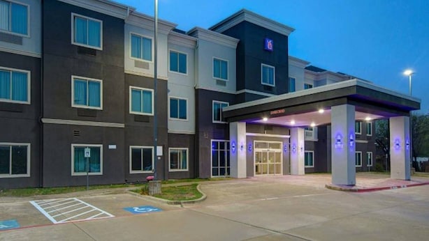 A multi-story hotel with a modern facade, a covered entrance, and a handicap-accessible parking area. - Motel6 Fort Worth, TX I-35 & I-20 (Fort Worth)