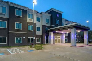 A multi-story hotel with a modern facade, a covered entrance, and a handicap-accessible parking area. - Motel6 Fort Worth, TX I-35 & I-20 (Fort Worth)