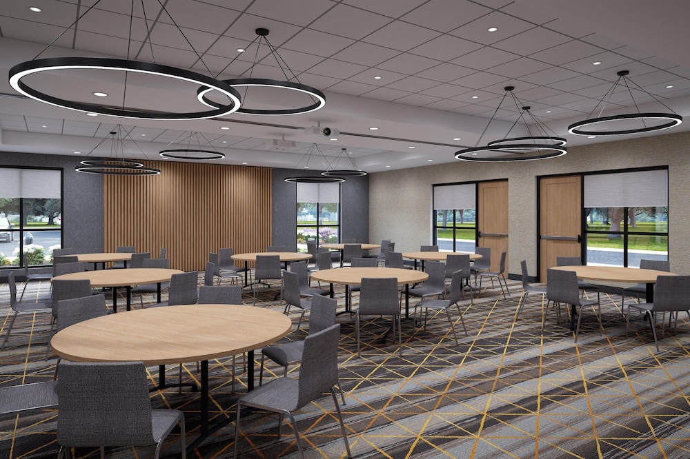 Holiday Inn and Suites: Richmond - West End, an IHG Hotel photo 6