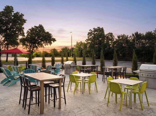 Outdoor dining - Home2 Suites by Hilton Indianapolis Keystone Crossing (Indianapolis)