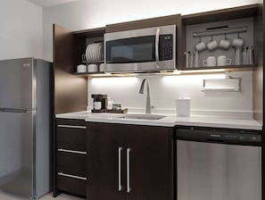 Private kitchen - Home2 Suites by Hilton Indianapolis Keystone Crossing (Indianapolis)