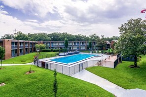 Outdoor pool - Rest and Relax Inn (Pensacola)