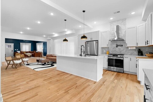 Modern Farmhouse Near Airport&Stadium| Pet| Luxury