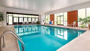 Una piscina techada, una piscina al aire libre