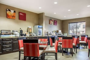 A breakfast area with seating and a coffee station. - Fairfield Inn & Suites by Marriott Scottsdale Old Town (Scottsdale)