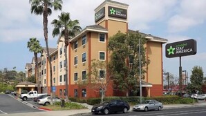 Egy többemeletes szálloda, amelynek homlokzatán egy „Extended Stay America” feliratú tábla található.