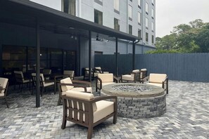 Outdoor dining - Four Points by Sheraton College Park Atlanta Airport (College Park)