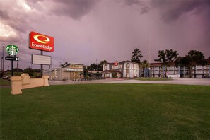 المنطقة المحيطة بالمنشأة