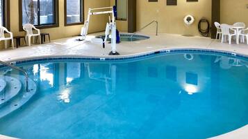 Una piscina cubierta