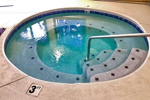 Indoor pool - Vista Suites Pigeon Forge TN (Pigeon Forge)
