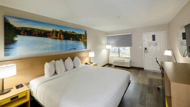 Room - Days Inn & Suites by Wyndham Bossier City (Bossier City)