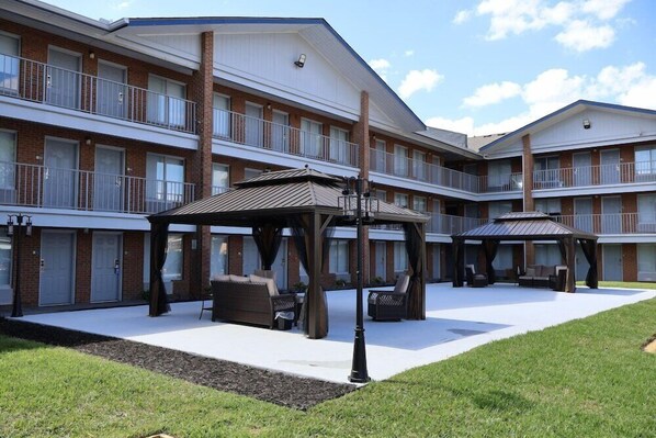 Exterior - Days Inn & Suites by Wyndham Bossier City (Bossier City)