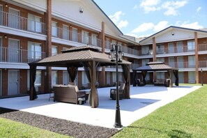 Exterior - Days Inn & Suites by Wyndham Bossier City (Bossier City)