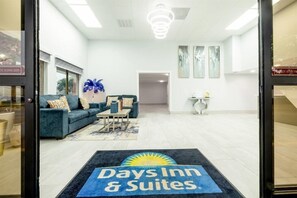 Lobby - Days Inn & Suites by Wyndham Bossier City (Bossier City)