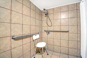 Bathroom - Nation's INN of Wake County - Raleigh Crabtree (Raleigh)