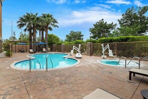 Pool - Best Western Ontario Mills (Ontario)