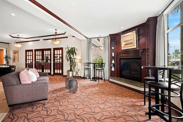 Living area - Ayres Inn and Suites Ontario at the Mills Mall (Ontario)