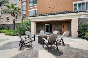 Terrace/patio - Ayres Inn and Suites Ontario at the Mills Mall (Ontario)