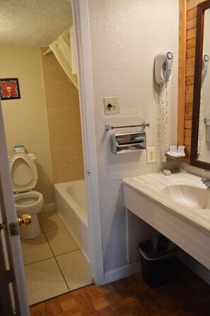 Bathroom - OYO Hotel Houston, TX Near Medical Center/nrg Stadium (Houston)