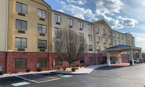 A multi-story hotel with a parking lot, a covered entrance, and a tree in front. - Best Western Grantville/hershey (Grantville)