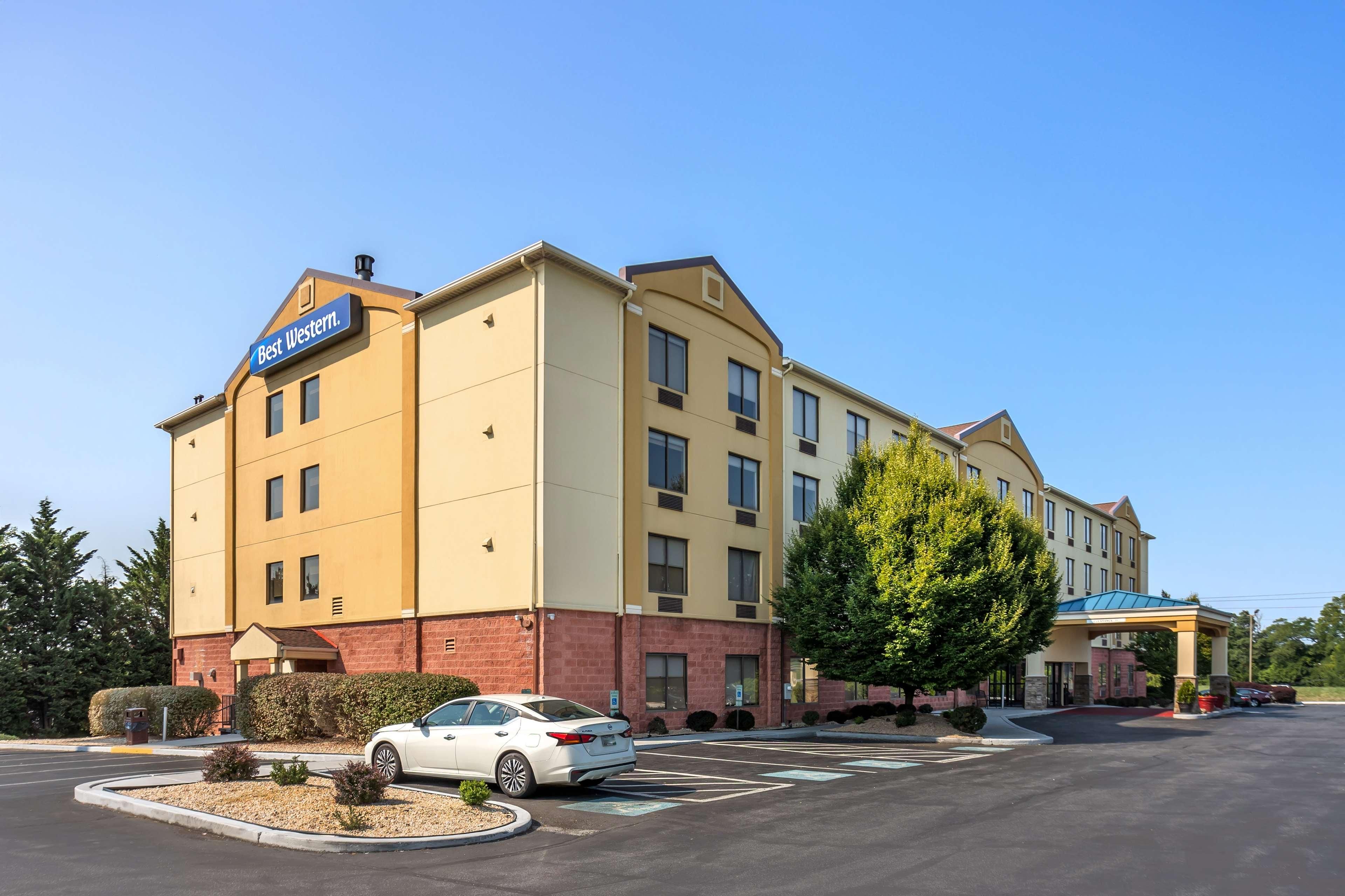Un hôtel Best Western doté d’un parking et d’une entrée abritée.