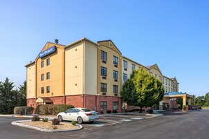 Un hotel Best Western con estacionamiento y entrada cubierta.