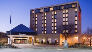 A hotel with a modern facade, multiple floors, and a prominent entrance. - Cleveland Airport Hotel (Cleveland)