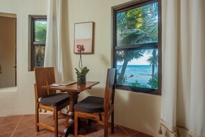 Zimmersafe, Schreibtisch, laptopgeeigneter Arbeitsplatz