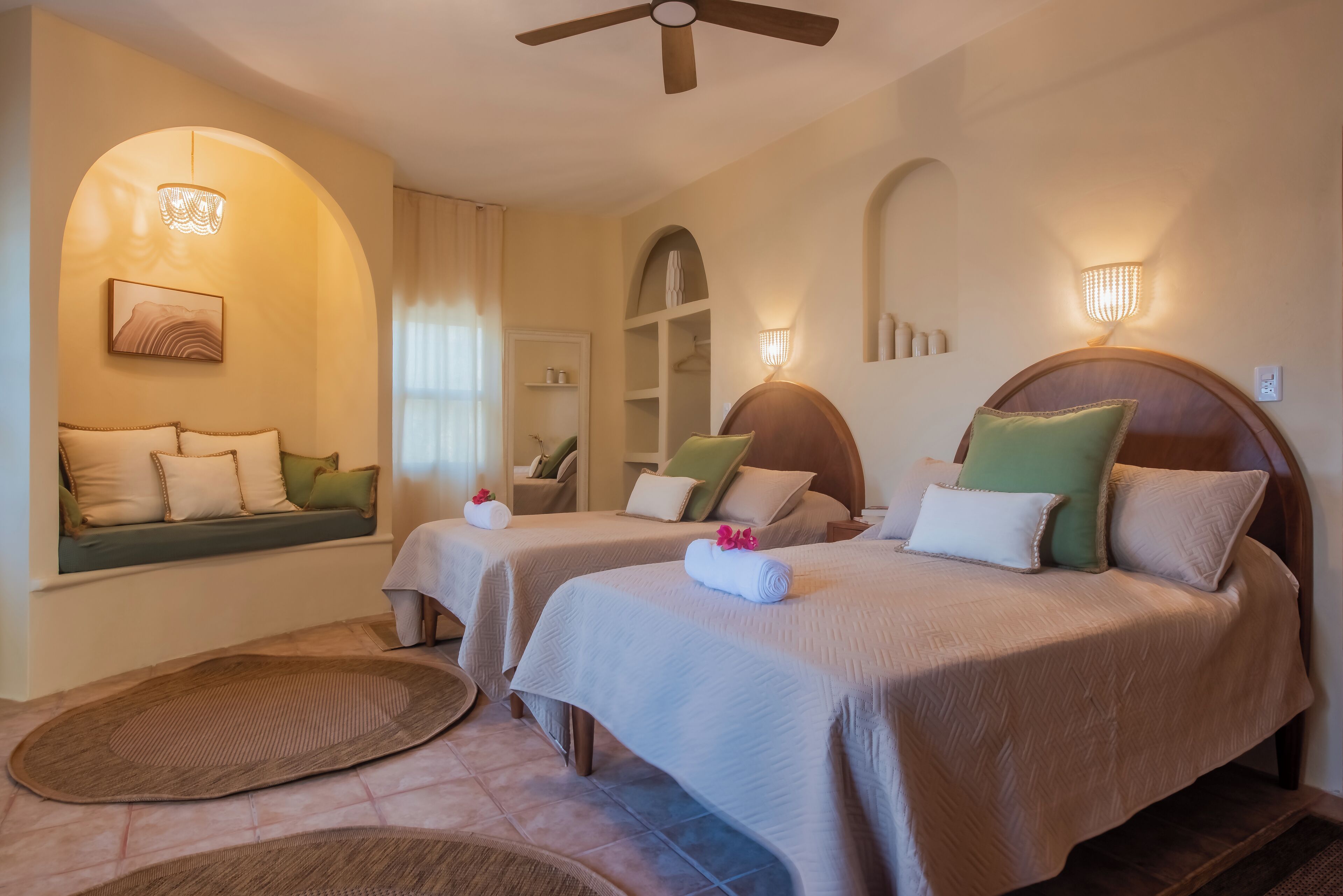 Standard-huone | Tallelokero huoneessa, työpöytä