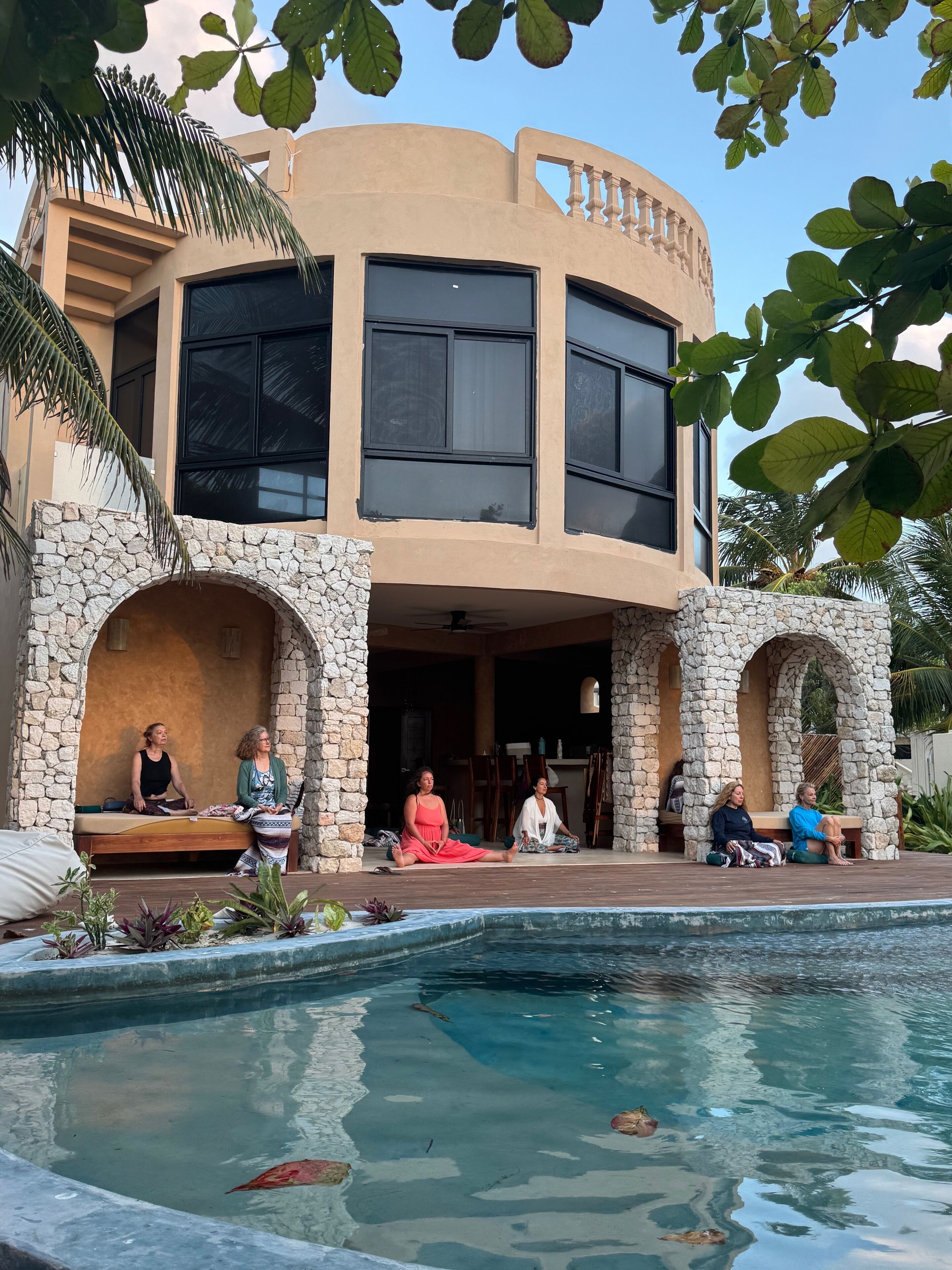 Alberca al aire libre y camas balinesas gratuitas 