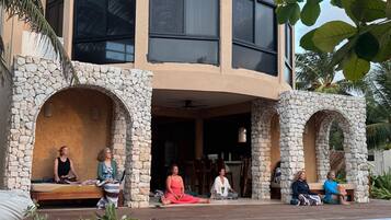 Alberca al aire libre y camas balinesas gratuitas