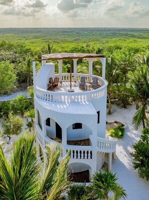 Rom – premium | Safe på rommet, skrivebord og skrivebord for bærbar PC