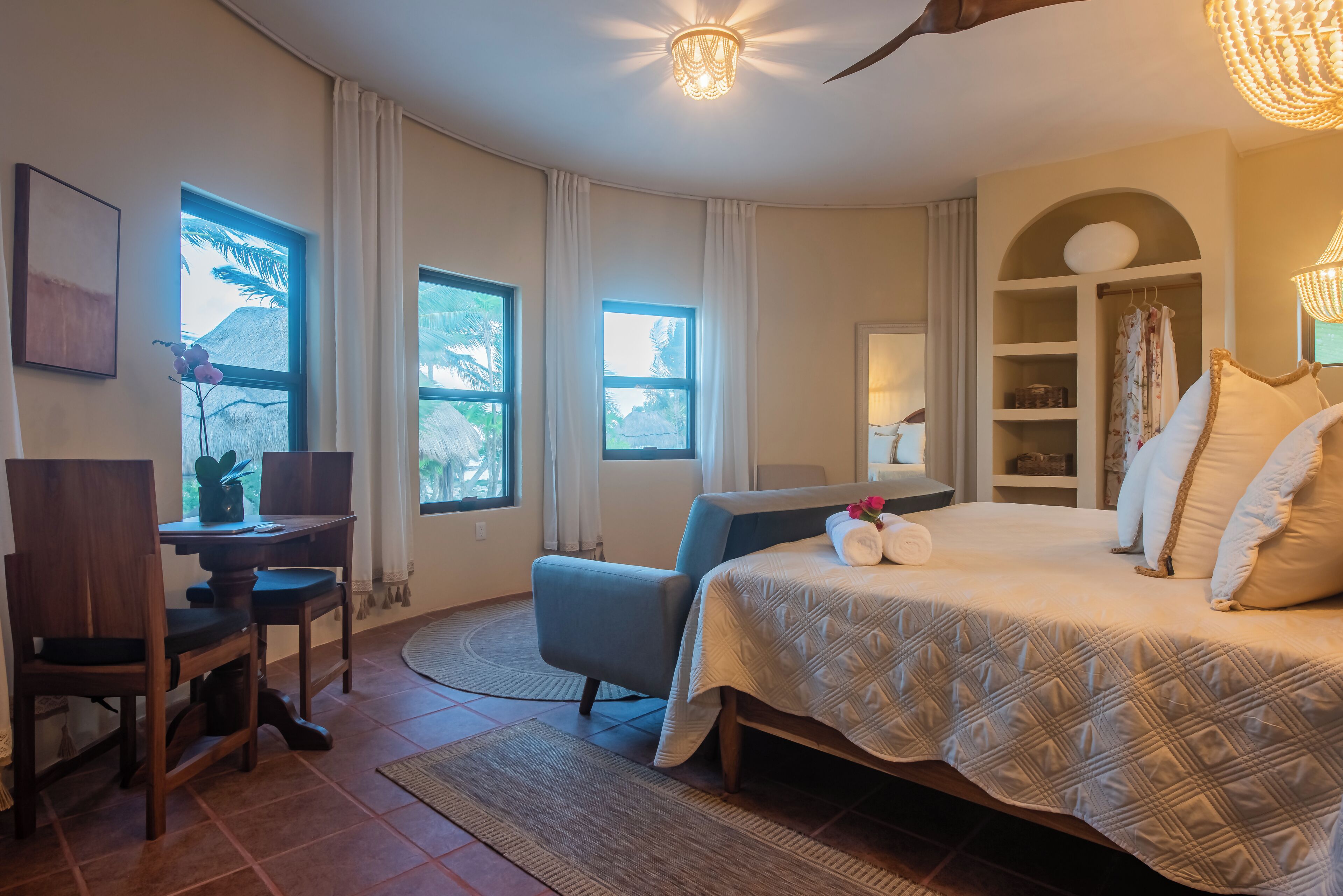 Deluxe-sviitti, rantanäköala | Tallelokero huoneessa, työpöytä